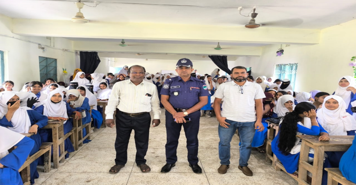 জীবননগরে শিক্ষার্থীদের সঙ্গে মতবিনিময় করলেন ওসি মামুন