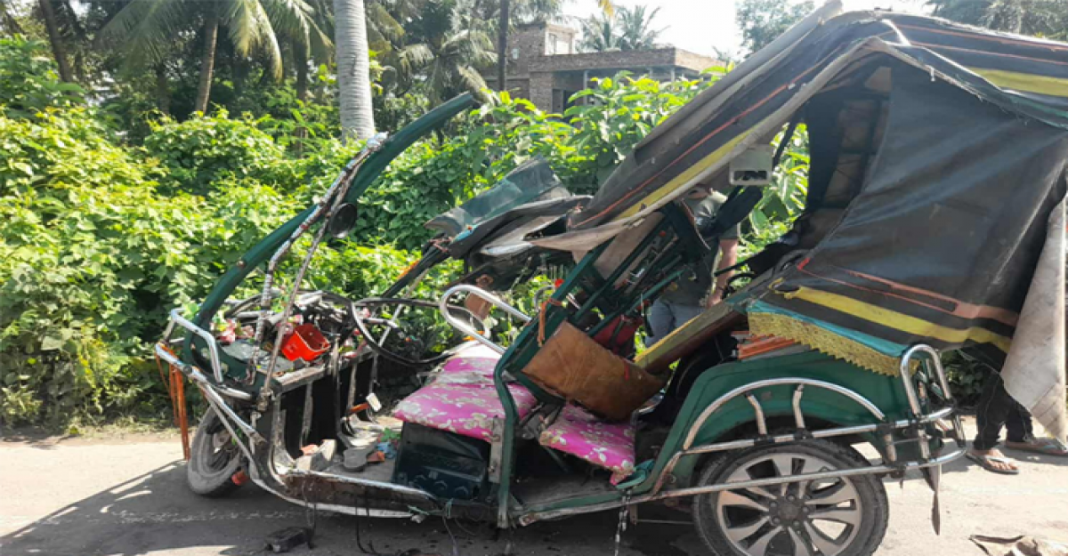 খুলনায় ট্রাকের ধাক্কায় ইজিবাইকের ৩ যাত্রী নিহত