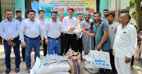 জীবননগরে চাষিদের মাঝে বিনামূল্যে বীজ ও রাসায়নিক সার বিতরণ
