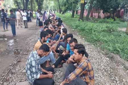 ৬ দাবিতে বাকৃবি শিক্ষার্থীদের রেলপথ অবরোধ 