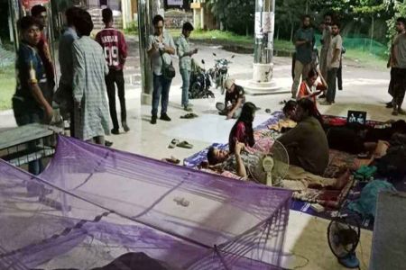 শিক্ষার্থীদের অনশন ভাঙাতে না পেরে মশারি টানিয়ে রাত কাটালেন উপাচার্য