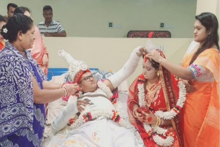 হাত-পায়ে ব্যান্ডেজ নিয়েই হাসপাতালে বিয়ে 