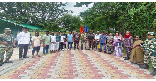 চুয়াডাঙ্গায় ভারতে অনুপ্রবেশকারী ১২ বাংলাদেশিকে হস্তান্তর