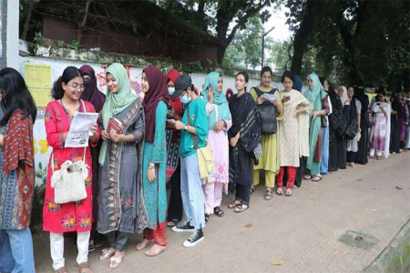উৎসবমুখর পরিবেশে ডাকসুতে ভোটগ্রহণ শুরু 