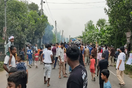 ফরিদপুরে দুই মহাসড়ক অবরোধ, যান চলাচল বন্ধ