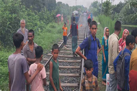  ভাঙ্গায় সড়ক-রেলপথ অবরোধ, দক্ষিণ-পশ্চিমাঞ্চলের সাথে যোগাযোগ বিচ্ছিন্ন  