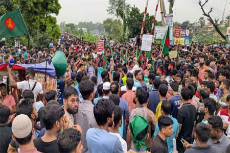 গাজীপুরে ডিপ্লোমা প্রকৌশলীদের সড়ক-রেলপথ অবরোধ