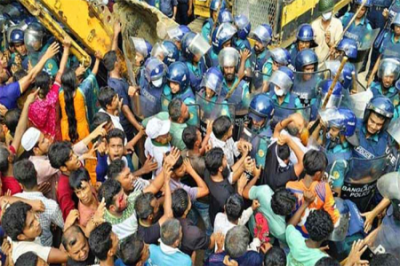 খুলনায় স্থানীয়দের সঙ্গে পুলিশের সংঘর্ষ, আহত ৩০