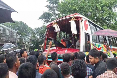 ফেনীতে নিয়ন্ত্রণ হারিয়ে দোকানে উলটে পড়ল বাস, নিহত ৩