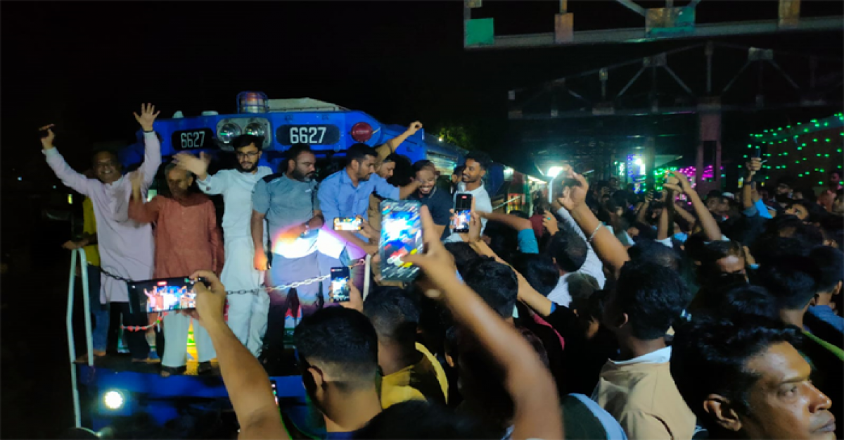 দর্শনায় রেলস্টপেজ: দীর্ঘ আন্দোলনের পর জনতার বিজয় উৎসব