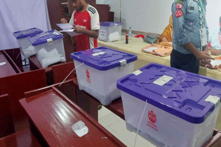 চাকসু ভোটগ্রহণ শেষে চলছে গণনা  