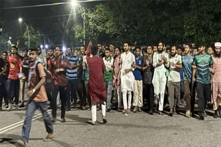 গভীর রাতে উত্তাল ঢাবি, বুয়েট শিক্ষার্থীর শাস্তি দাবি  