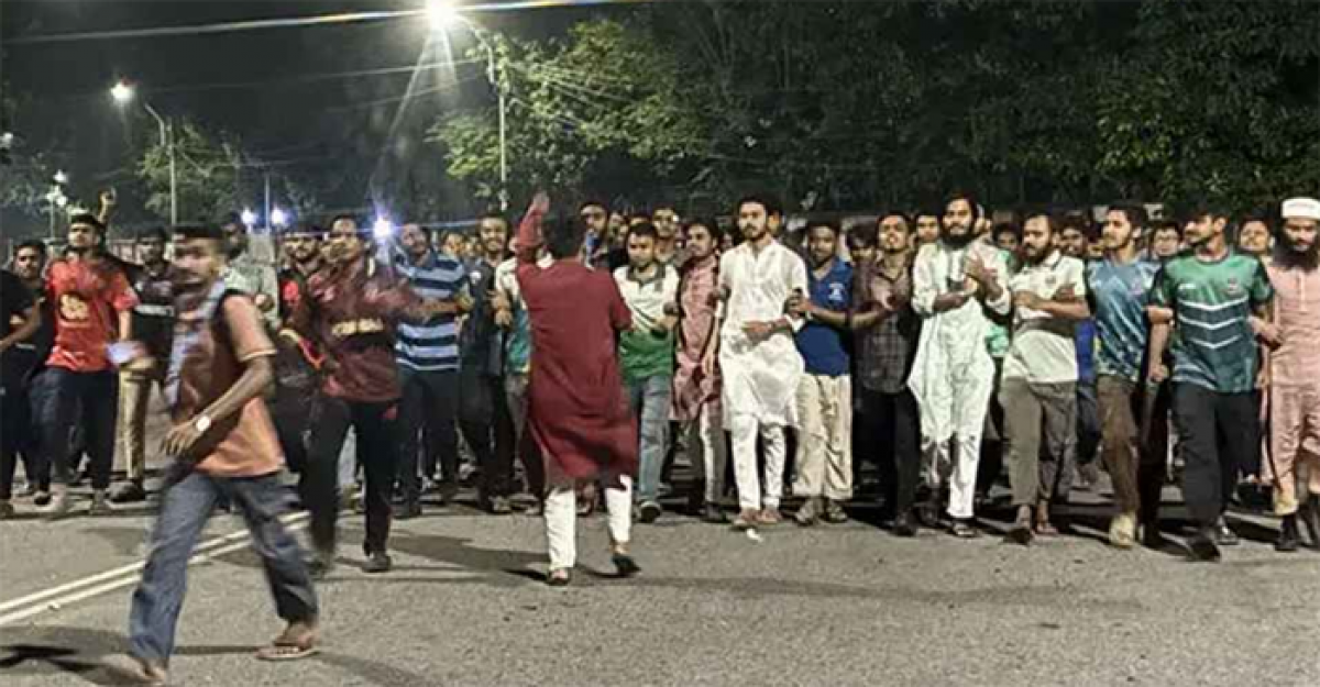 গভীর রাতে উত্তাল ঢাবি, বুয়েট শিক্ষার্থীর শাস্তি দাবি  