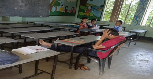 নেত্রকোনায় পাঠদানের সময় শ্রেণিকক্ষেই ঘুমাচ্ছেন শিক্ষক