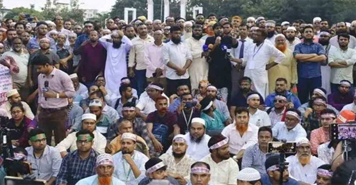 শিক্ষকদের ওপর হামলার ঘটনায় দুই উপদেষ্টার পদত্যাগ দাবি