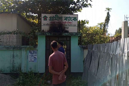 গ্রামীণ ব্যাংকে গভীর রাতে পেট্রলবোমা নিক্ষেপ