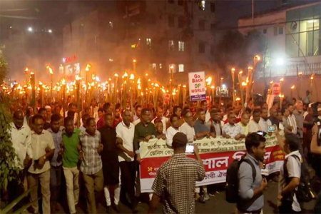 ‘বন্দর বিদেশিদের হাতে দেব না’ স্লোগানে স্কপের মশাল মিছিল  
