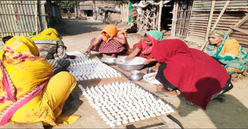  জীবননগরে কুমড়ো বড়ি তৈরিতে ব্যস্ত নারীরা
