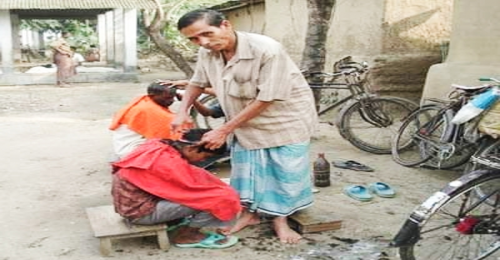 আধুনিকতার কাছে হেরে যাচ্ছেন নরসুন্দররা