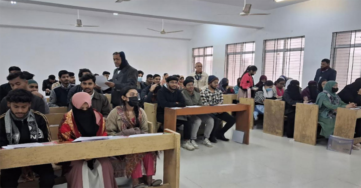 চবির ভর্তি পরীক্ষায় এক বেঞ্চে বসে পরীক্ষা দিলেন তিন শিক্ষার্থী