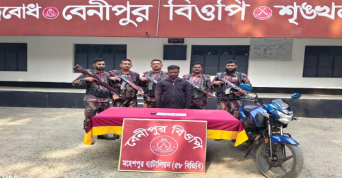 জীবননগরে বিজিবির অভিযানে স্বর্ণের বারসহ কারবারী আটক