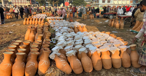 চুয়াডাঙ্গায় জমে উঠেছে দেশের সর্ববৃহৎ খেজুর গুড়ের হাট 