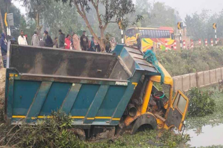 নওগাঁয় ডাম্প ট্রাকের চাপায় নিহত ৫ 