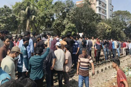 গাজীপুরে ৪ ট্রেন আটকে ডিপ্লোমা ইঞ্জিনিয়ারদের অবরোধ