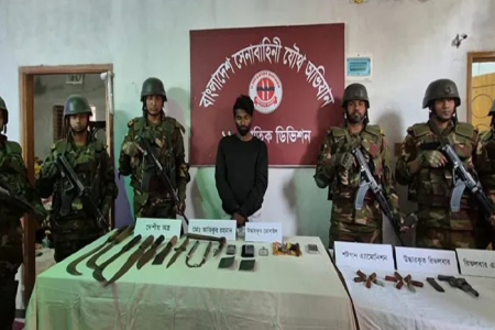 বগুড়ায় সেনা অভিযানে অস্ত্রসহ শীর্ষ সন্ত্রাসী গ্রেপ্তার
