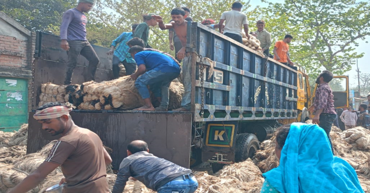 জীবননগরে পাট বোঝাই ট্রাকে আগুন, ১৩ লাখ টাকার ক্ষতি