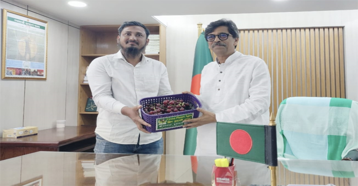 কৃষিমন্ত্রীর হাতে সীডলেস আঙ্গুর তুলে দিলেন জীবননগরের উদ্যোক্তা রুহুল 