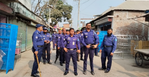 ঈদকে সামনে রেখে যানজট নিরসনে কাজ করছে সালথা থানা পুলিশ