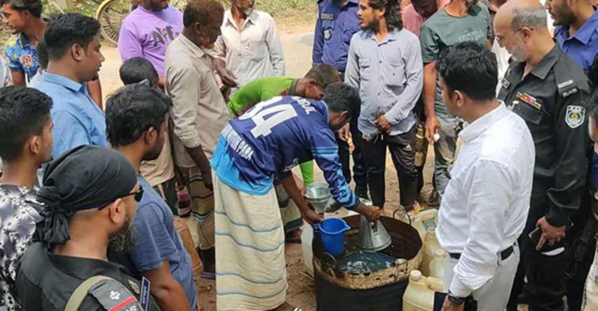 এবার পাবনায় ড্রয়িংরুমে মিলল মিনি পেট্রোল পাম্প!