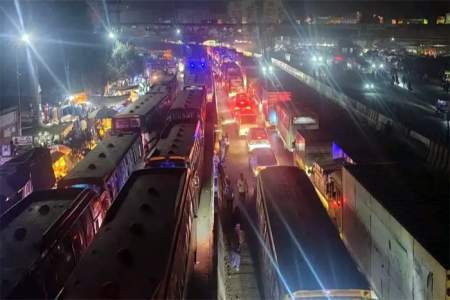 চন্দ্রা টার্মিনালে জনস্রোত, ১২ কিলোমিটারজুড়ে যানজট