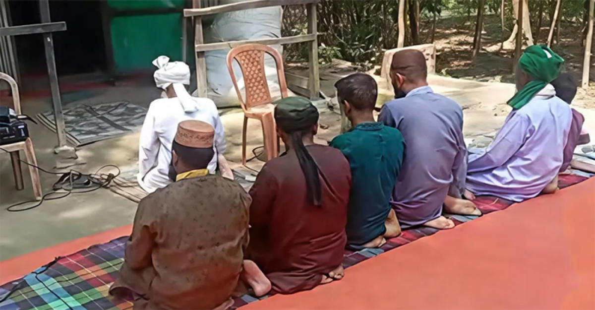 ৭ মুসল্লি নিয়ে ঈদের নামাজ আদায়, এলাকায় চাঞ্চল্য