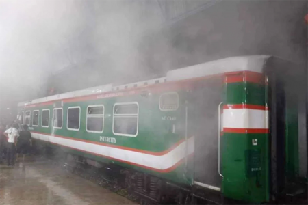 মৌলভীবাজারে চলন্ত ট্রেনে আগুন, সারাদেশের সঙ্গে রেল যোগাযোগ বন্ধ
