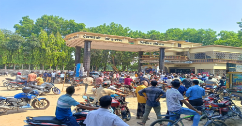 জীবননগরে তেল পেতে ঘন্টার পর ঘন্টা পাম্পের সামনে অপেক্ষা