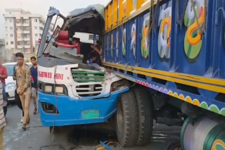 বাস-ট্রাকের মুখোমুখি সংঘর্ষে নিহত ৩, আহত ১৫