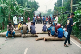 জ্বালানি তেল না পেয়ে সড়ক অবরোধ, যান চলাচল বন্ধ
