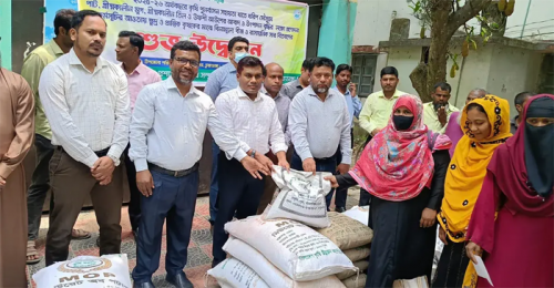 জীবননগরে ক্ষুদ্র ও প্রান্তিক কৃষকদের মাঝে বিনামূল্যে বীজ ও সার বিতরণ