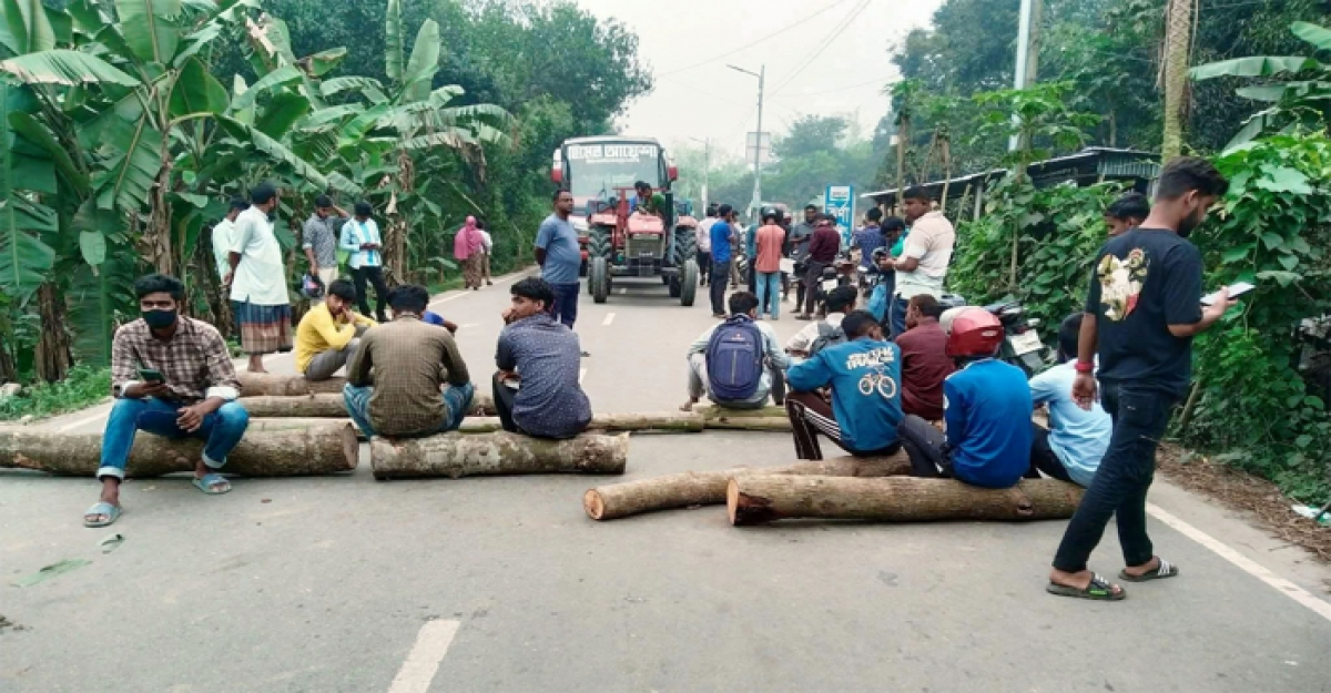 জ্বালানি তেল না পেয়ে সড়ক অবরোধ, যান চলাচল বন্ধ