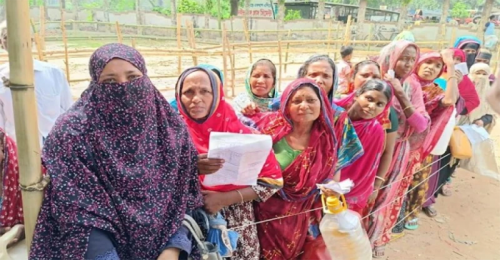 পরিবারের পুরুষ সদস্যদের কাজের চাপ কমাতে তেলের লাইনে নারীরা