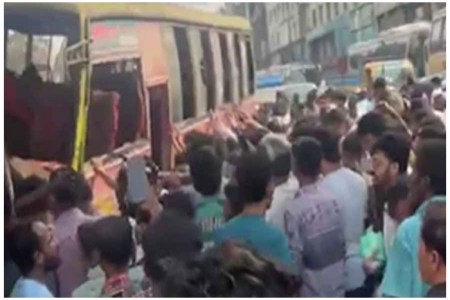 বনানীতে বাস নিয়ন্ত্রণ হারিয়ে আইল্যান্ডে ধাক্কা, নিহত ২