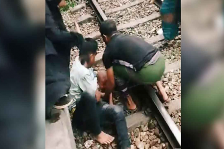 ট্রেনের নিচে শিশুসন্তান, ঝাঁপ দিয়ে বাঁচালেন বাবা 