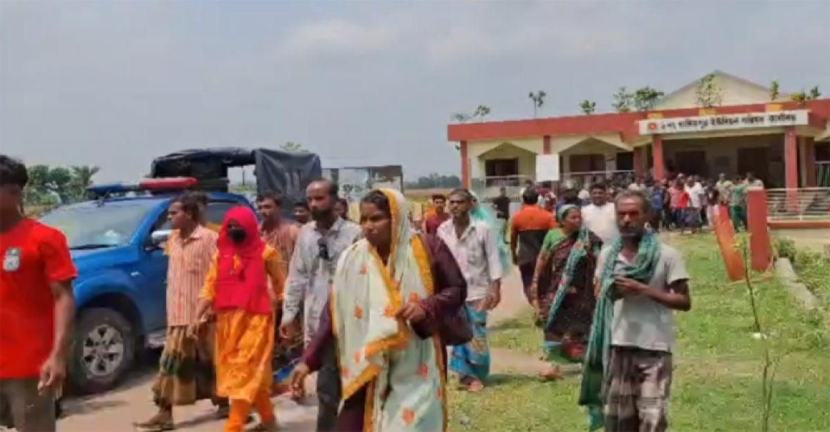  আ.লীগের চেয়ারম্যানদের পরিষদে বসা ঘিরে সংঘর্ষ, পাল্টাপাল্টি ধাওয়া