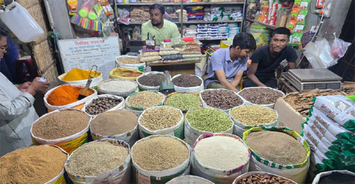 ঈদ ঘিরে হিলি বাজারে জমে উঠেছে মসলার বেচাকেনা