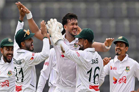 এক সেশনেই ৪ উইকেট তুলে ম্যাচে ফিরল বাংলাদেশ 