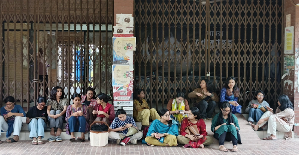 জাবি প্রশাসনিক ভবনে তালা দিলো শিক্ষার্থীরা