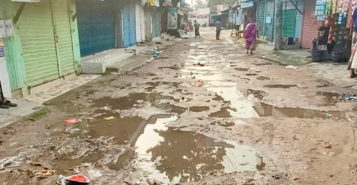 আত্রাইয়ের প্রাচীনতম প্রধান সড়কের বেহাল দশা চরম দুর্ভোগে ব্যবসায়ী, শিক্ষার্থী ও সাধারণ মানুষ