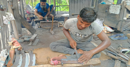 টুং-টাং শব্দে মুখরিত জীবননগরের কামার পাড়া
